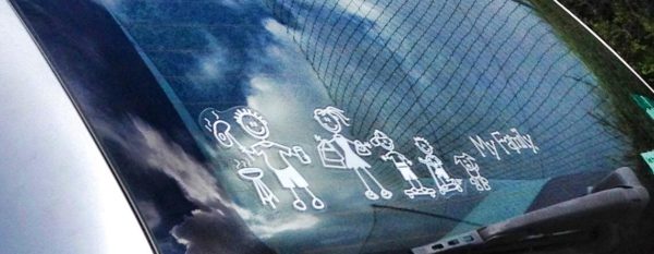 Autostickers op raam auto