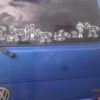 auto met veel stickers