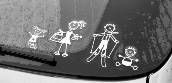 Stick Family - meisje - moeder met tasjes - vader ski - baby