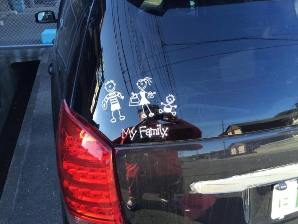 Auto met Familiestickers - rugby vader - moeder met tasjes - baby
