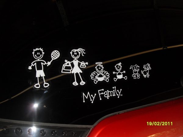 Autostickers The Sticker Family - vader tennis - moeder met tasjes - baby engeltje - baby meisje - hond
