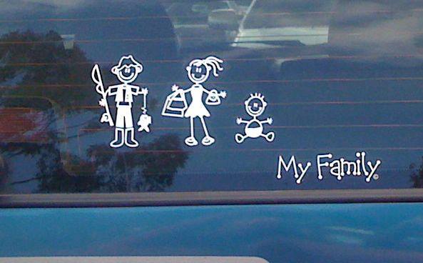 Auto met Familiestickers - vader met hengel - moeder met tasjes - baby