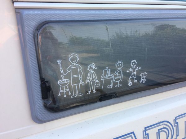 Familiestickers op raam caravan