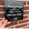 Zwart plexiglas naambord met witte opdruk 20 cm x 20 cm