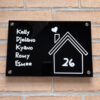 Zwart plexiglas naambord 20cm x 30 cm, met huisje en huisnummer en namen