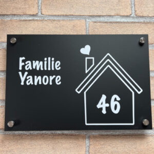 Naambord mat zwart plexiglas met opdruk huisje met huisnummer en familienaam