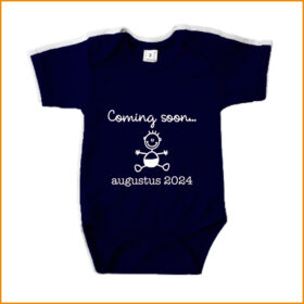 Navy blauw rompertje met tekst "coming soon" en print van baby'tje