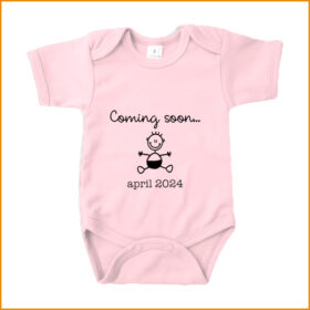roze rompertje met tekst "coming soon", print van baby'tje en maand en jaar