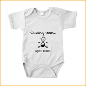 wit rompertje met zwart opdruk "coming soon" en print van baby'tje